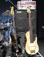 この日の私のセット。
手前右はFodera Anthony Jackson Presentation 6-string Contrabass Guitar。
左が元Jaco Pastorius所有のFender Jazz Bass。
後ろのアンプは上からWalter Woods M-300。ラック内がdbx160A、Michael Pope Design MPP-1、AVALON　U-5×2。
キャビネットはEPIFANI T410UL。
他にメイン・ベースとしてFodera Monarch Yin-Yang 5strings。
(撮影：光齋昇馬)