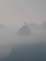 【ポン・ジ・アスーカル】の頂上から見たコルコヴァードのキリスト像。