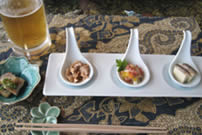石垣島の珍味でビール。塩豚、ミミガーのピーナッツ和え(大好き)、海鮮マリネ、豆腐スクガラス。