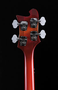 クルーソン・タイプの逆巻き式のペグ。Fenderの様に同方向に並んではいないから、慣れないと扱い難い。